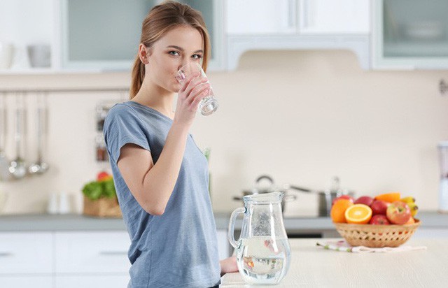 Uống đủ 2l nước mỗi ngày